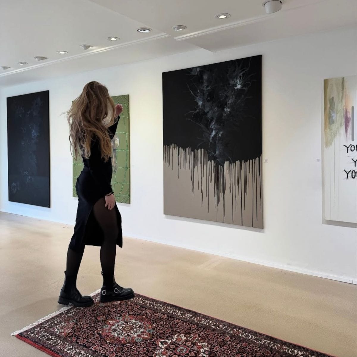 Underviser udstiller sine abstrakte malerier lavet i akrylmaling