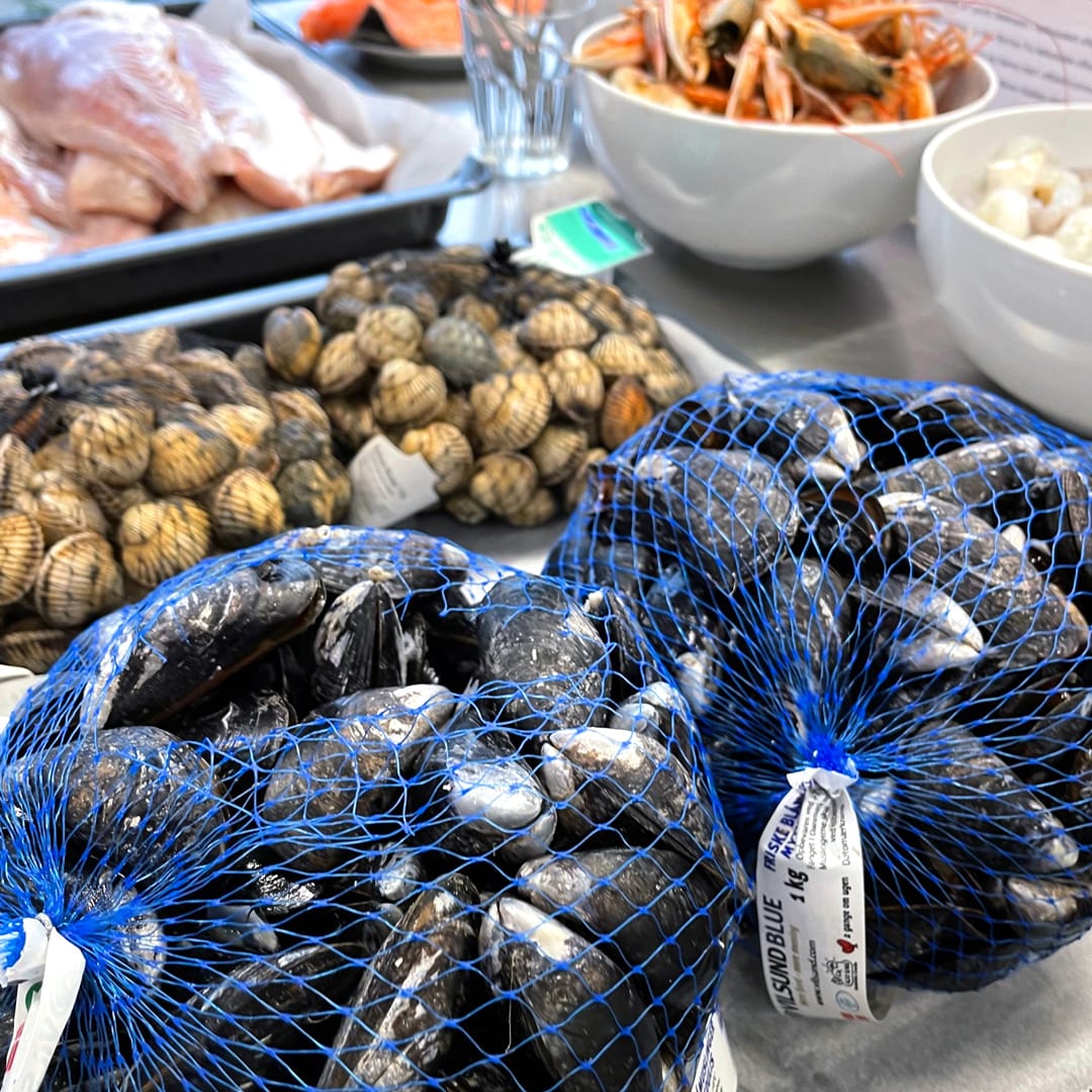 Skaldyr og muslinger på køkkenbordet til madlavningskurset "Fisk og skaldyrsaften"