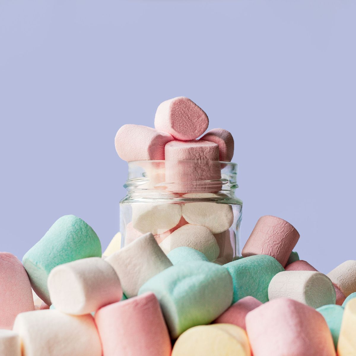 Familie laver hjemmelavede skumfiduser på hyggeligt workshop med konditor Jutta.