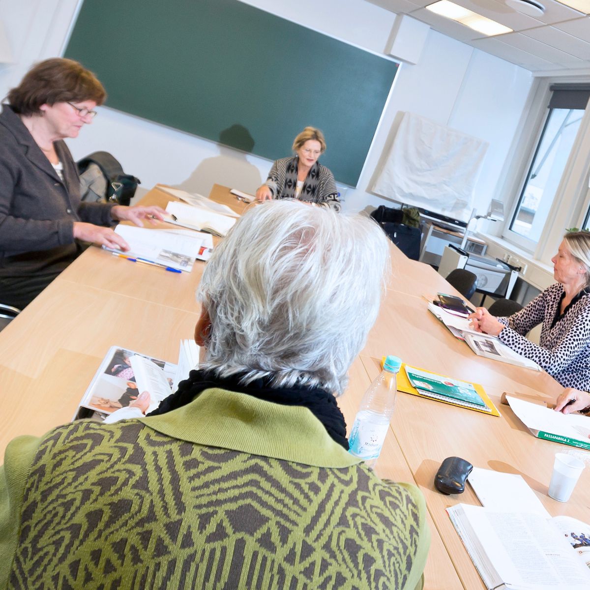 Underviser i italiensk der står foran tavlen 