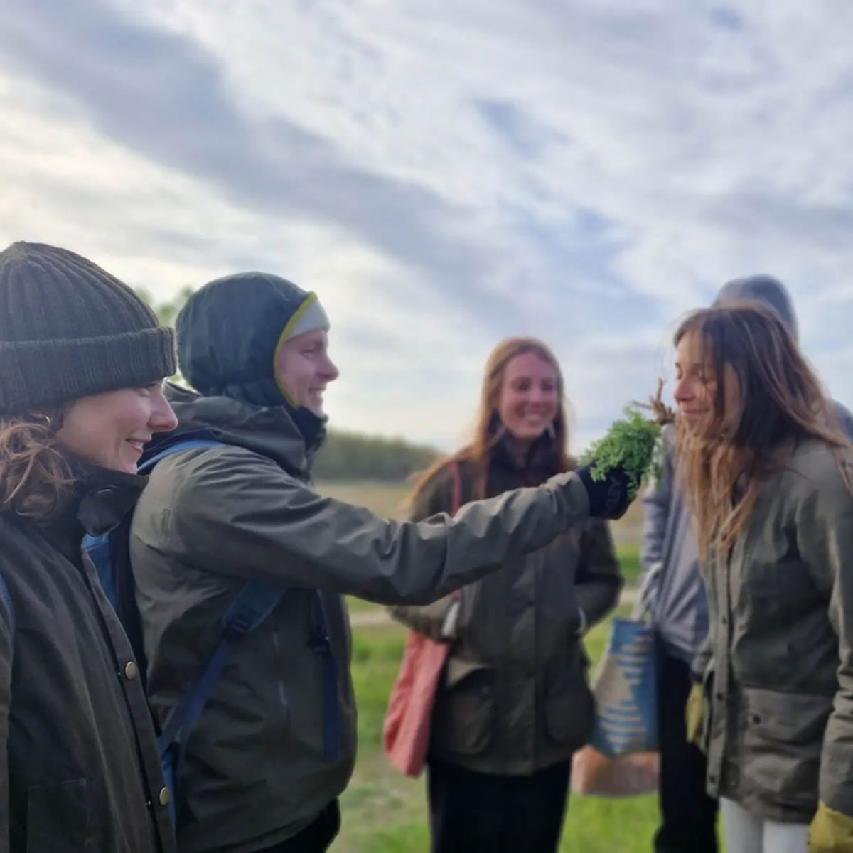 Deltagere på sanketur langs kysten