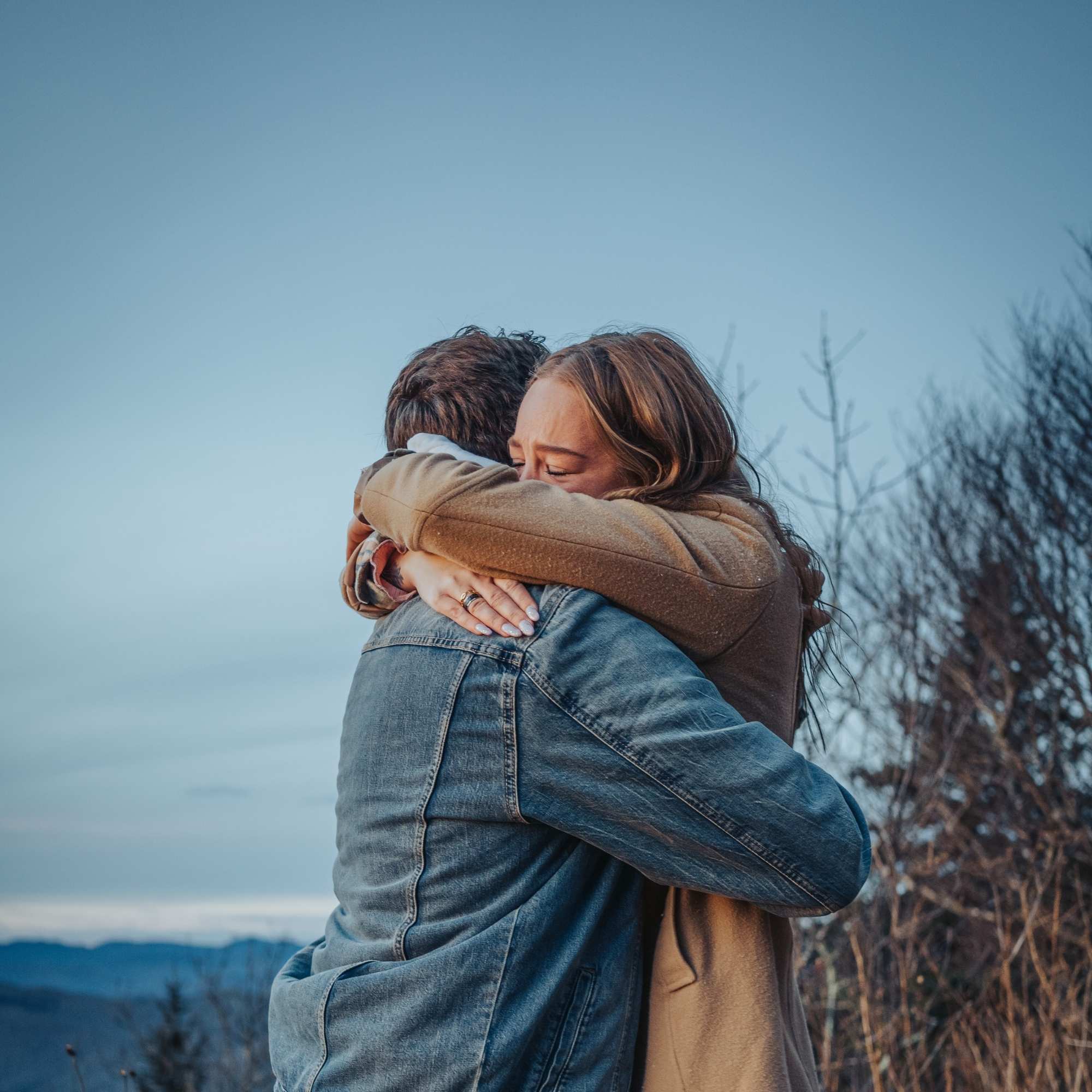 Et par krammer som udtryk for omsorg og nærvær.