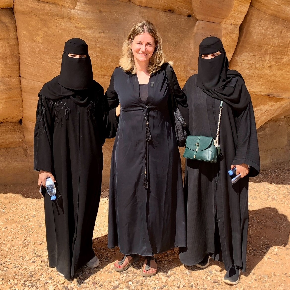 Mette Ehlers Mikkelsen med to burkaklædte kvinder