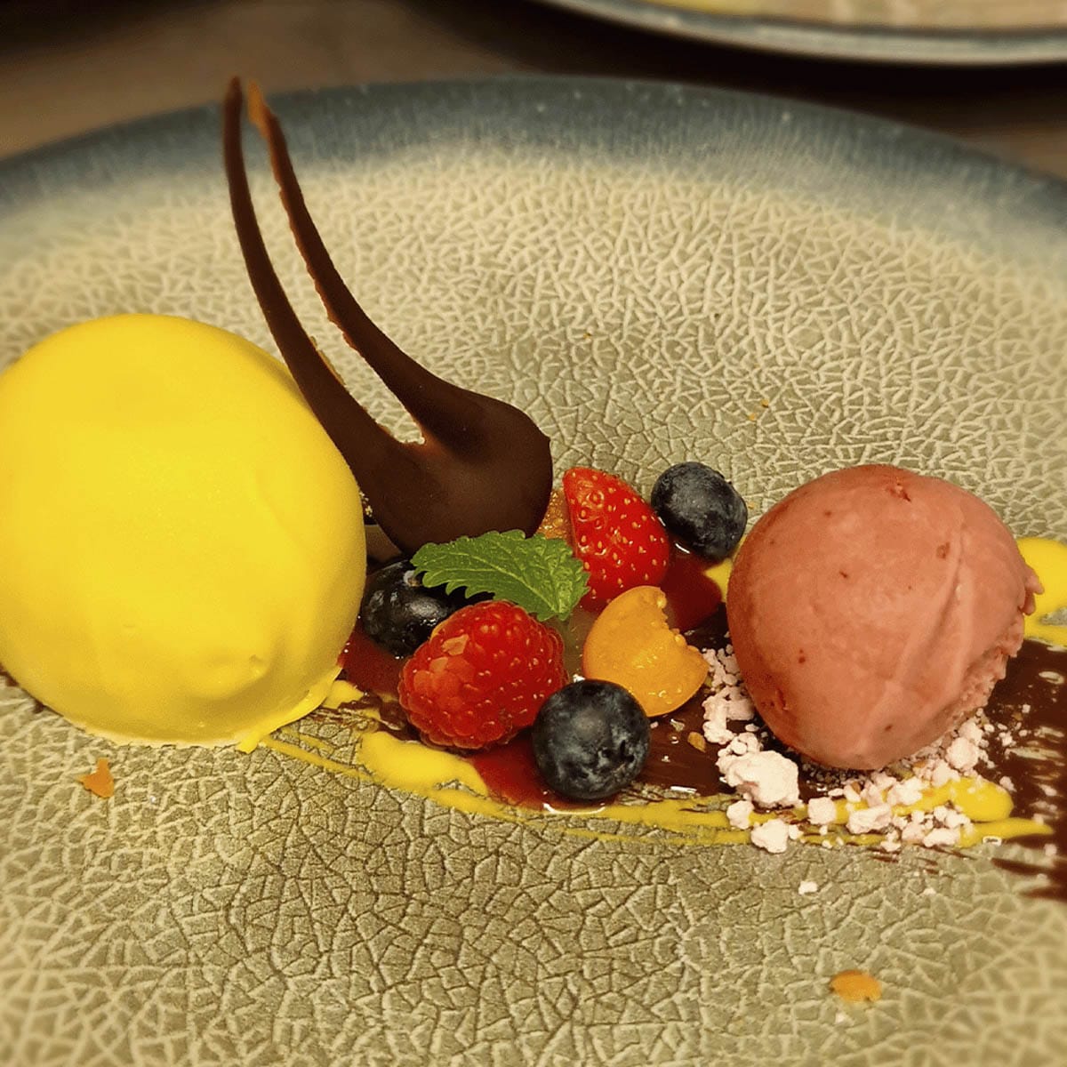 Dessert med is, bær og chokolade på Ristorante Alto Palato i Hellerup