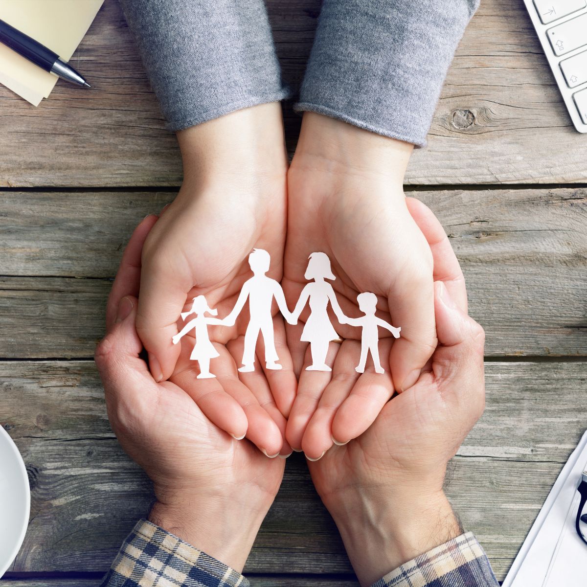 Slægtsforskning grundkursus for begyndere med fokus på online kilder, dataregistrering og introduktion til gotisk håndskrift for at opdage og bevare familiens historie.