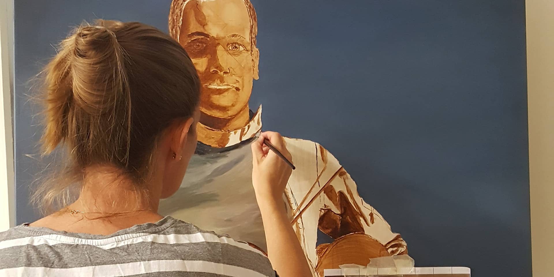 En kvinde, der maler et portræt af en mand til oil paitning (oliemaleri) for begyndere og letøvede på engelsk malekursus i FOF Aarhus