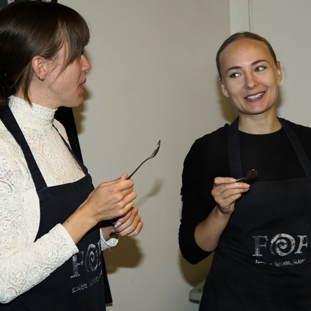 To veninder på madkursus i FOF Aarhus