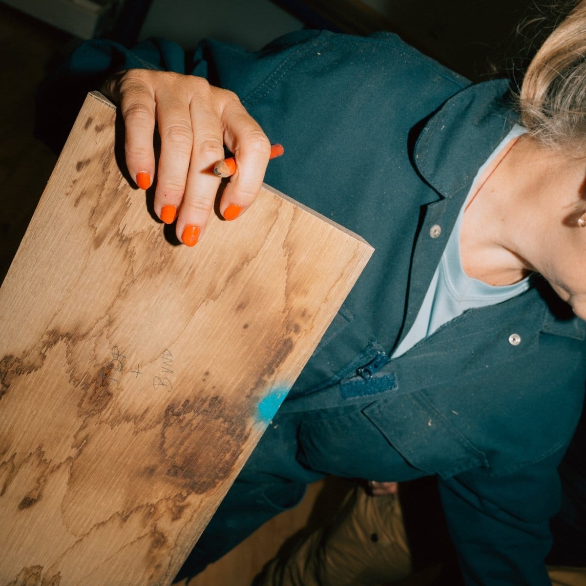 Kvinde arbejder med træ på et snedkerkursus