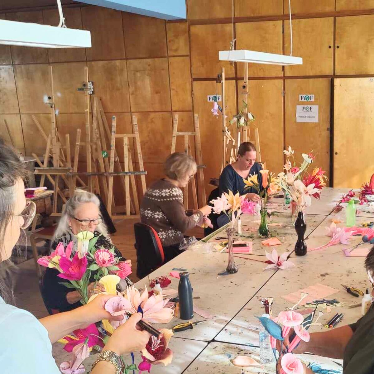 Deltagere laver papirblomster på workshop hos FOF.