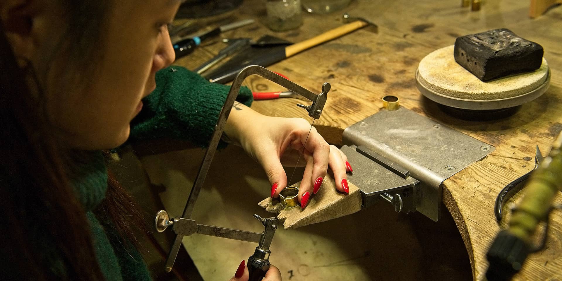 Et smykkeværksted til et smykkekursus på FOF Aftenskolen Aarhus