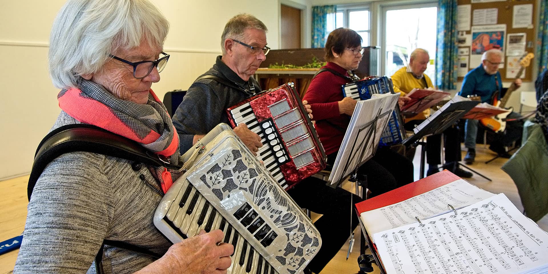 Mennesker, der spiller musiksammen i spillemandsgruppen på FOF Aftenskolen Aarhus