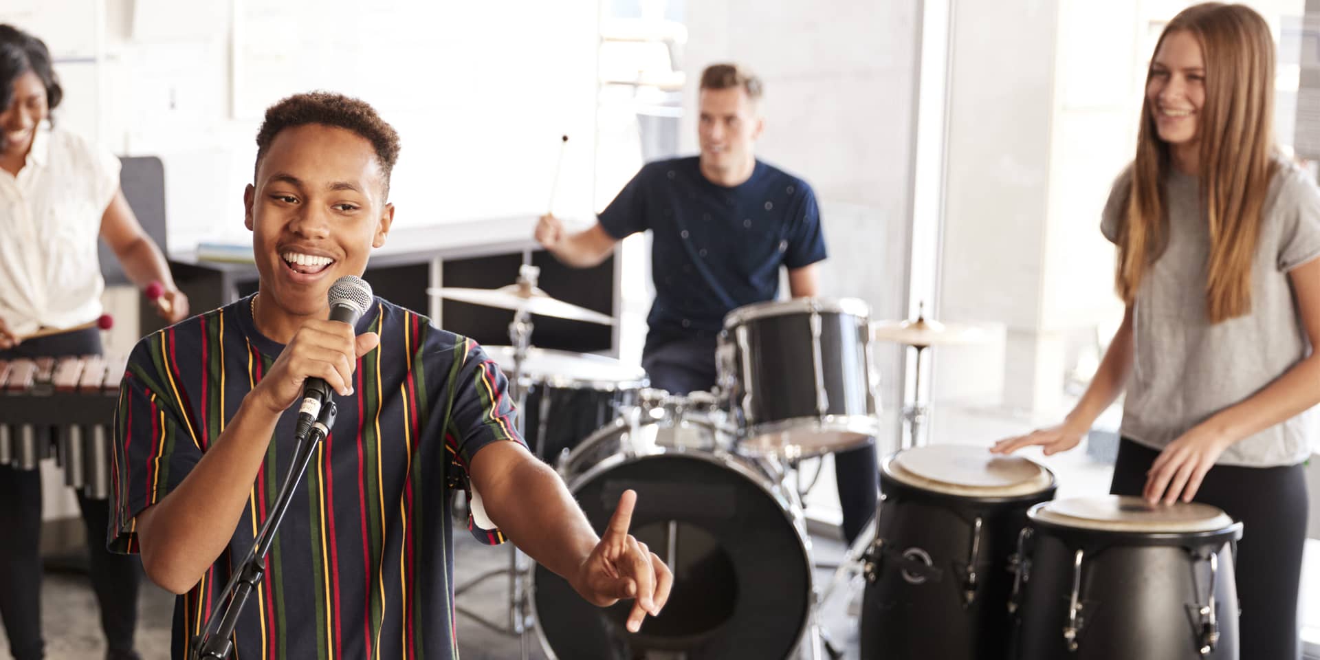 Unge spille musik sammen i FOF Aarhus' sammenspilshold