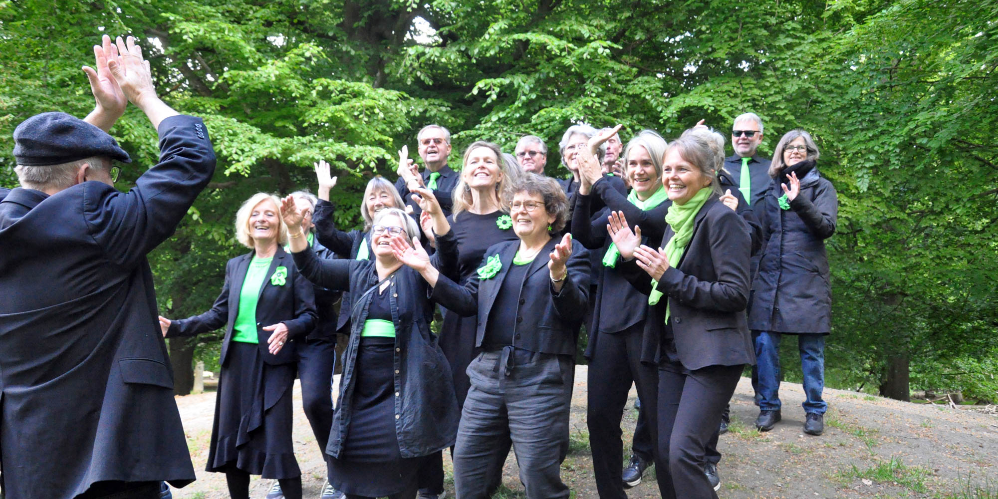 Kor synger udendørs i skoven – Ordrupkoret hos FOF.