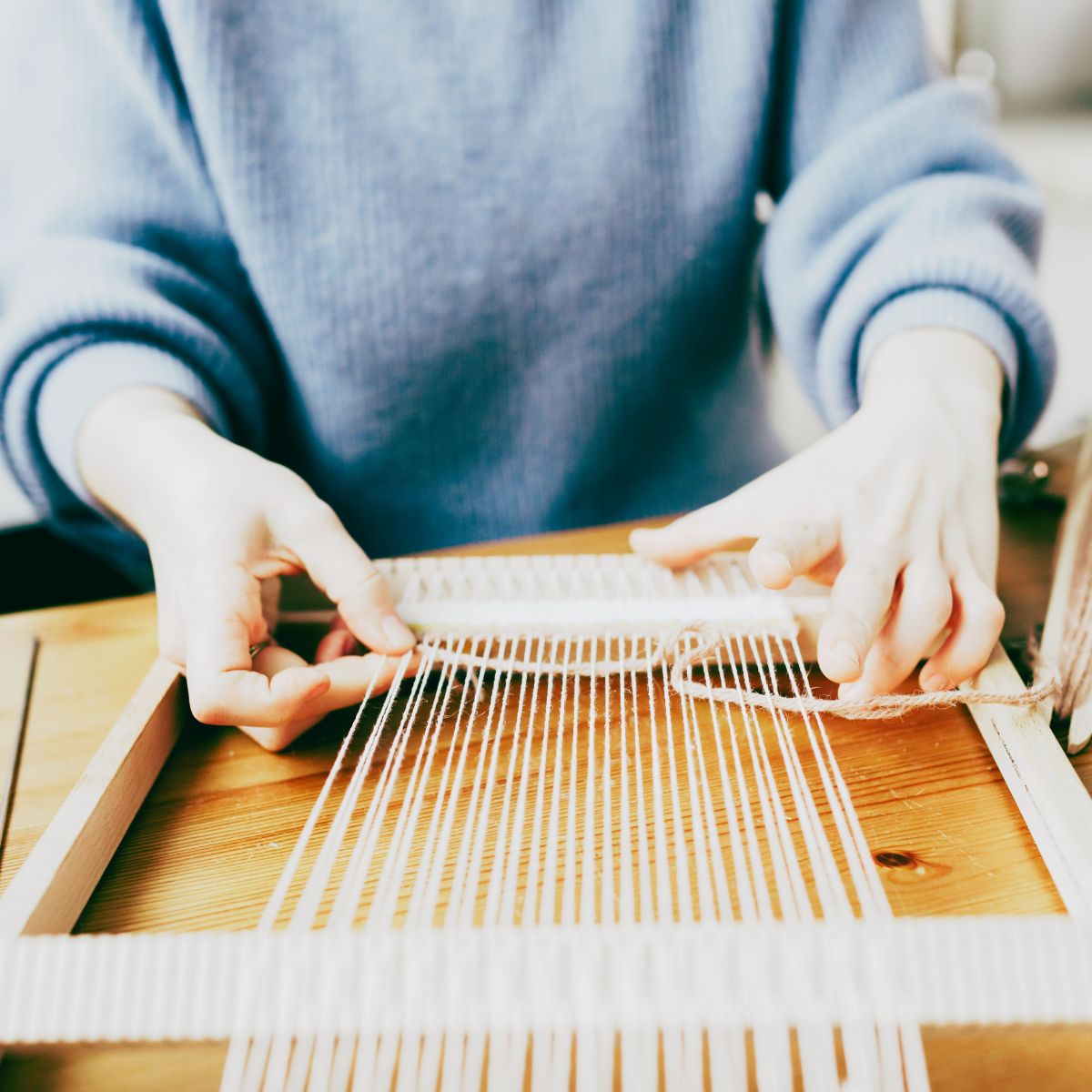 Deltager på kurset er i gang med at væve et tørklæde