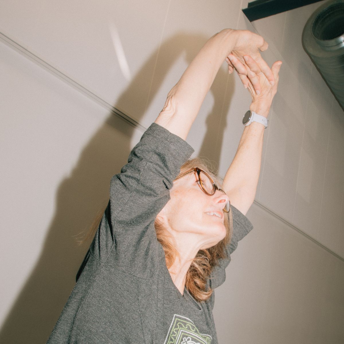 En kvinde, der laver yoga, på et kursus på FOF Aftenskolen Aarhus