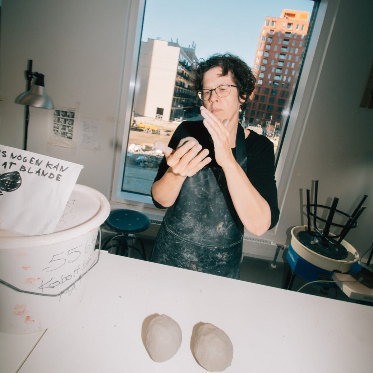 Kursist arbejder med ler på keramikkursus hos FOF København og Nordsjælland