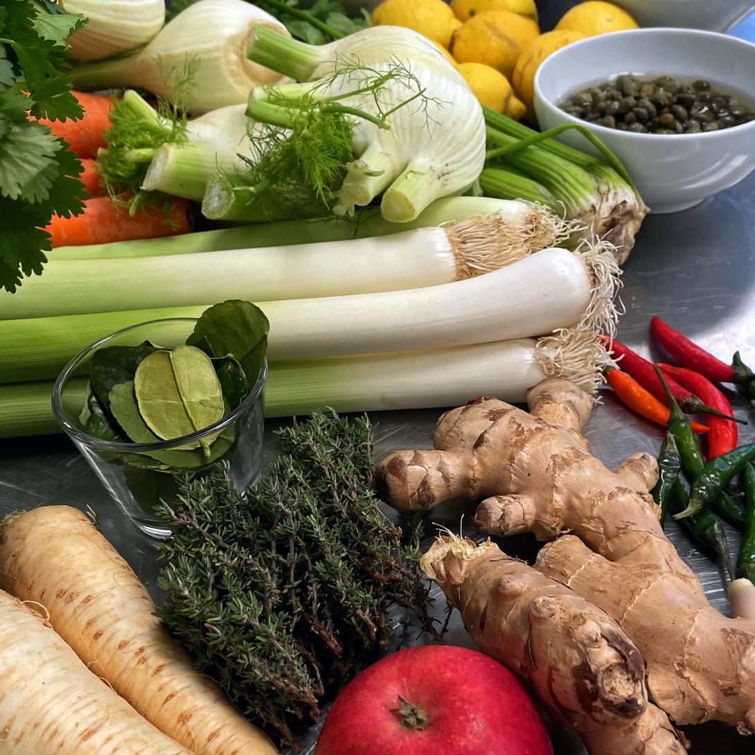 Grøntsager på køkkenbordet til madlavningskurset "Fisk og skaldyrsaften"