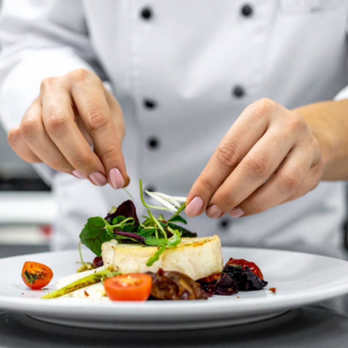 En kursist anretter en gourmetret på kursus hos FOF.