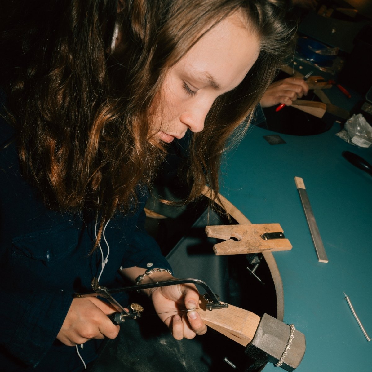 Kursist laver smykker på net smykkekursus