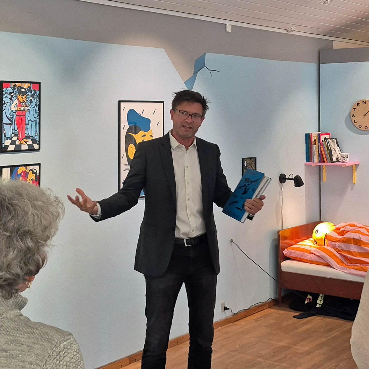 Rundviser Frederik Lindskov på udstillingen MED TRYK PÅ