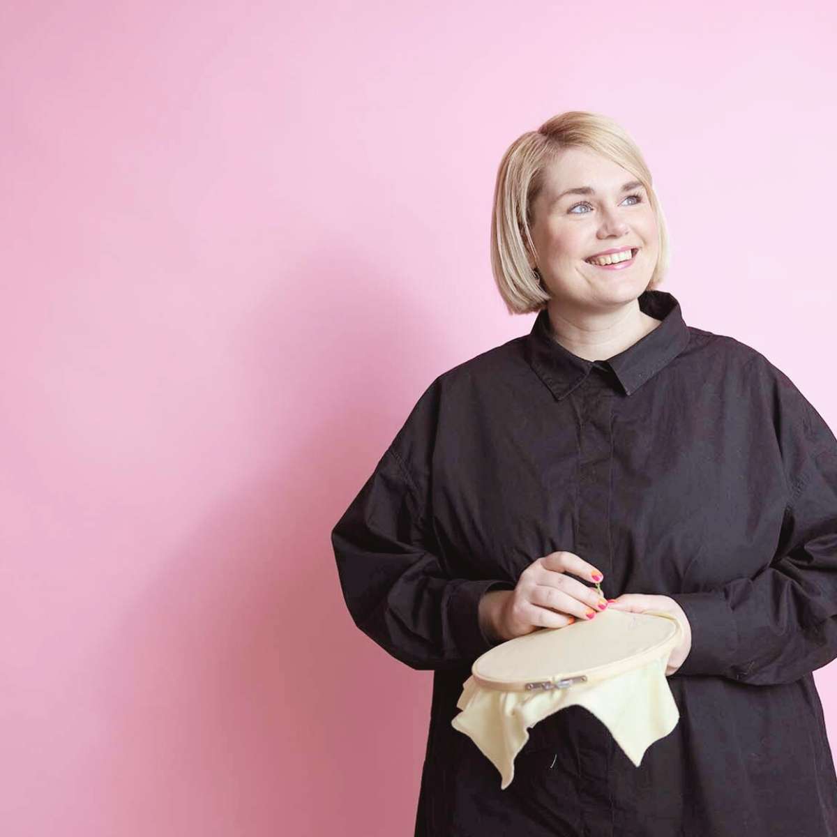 Rikke Mia Skovdal med broderi