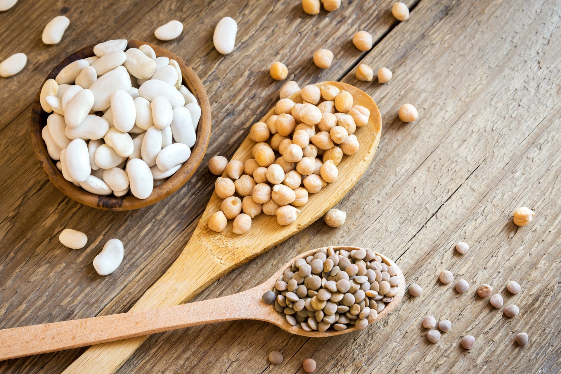 Hvide bønner og kikærter i skåle