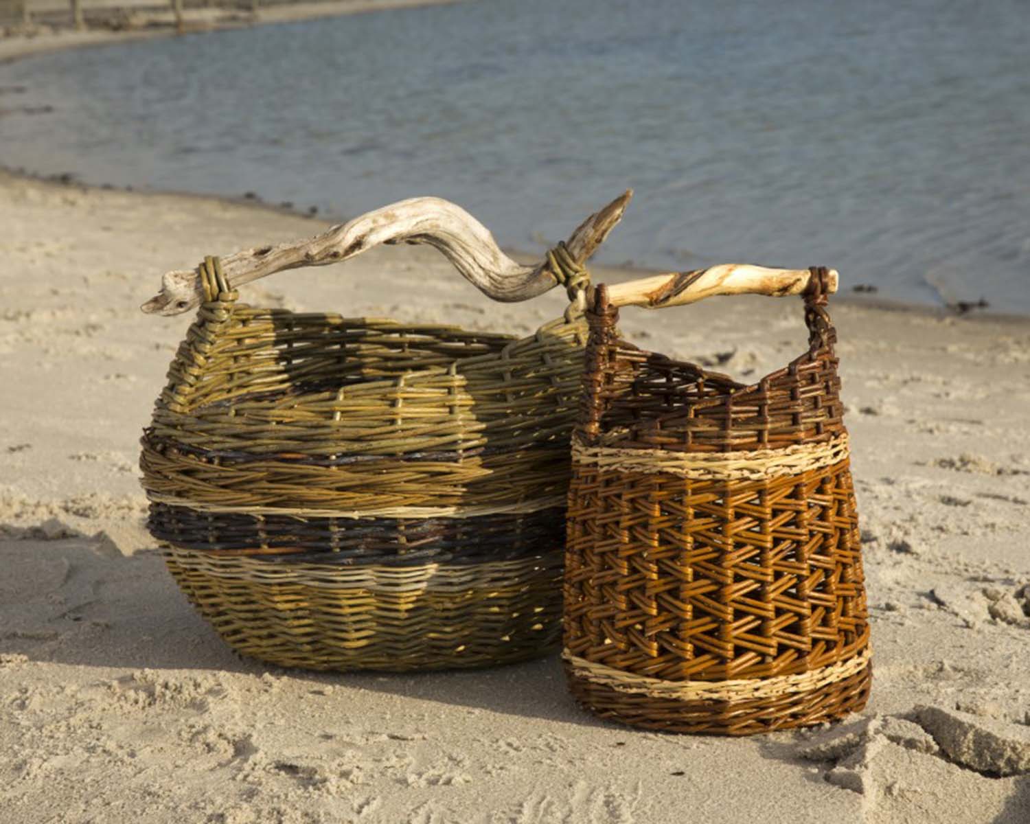 Flettede kurve med træhåndtag