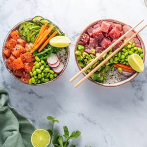 To poke bowls med grønt og fisk fra Hawaii.