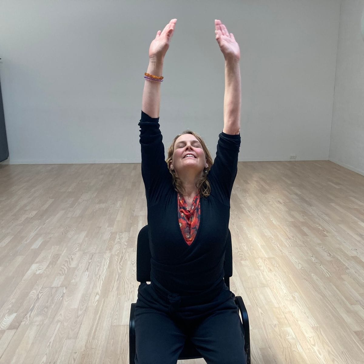 Underviser laver øvelse