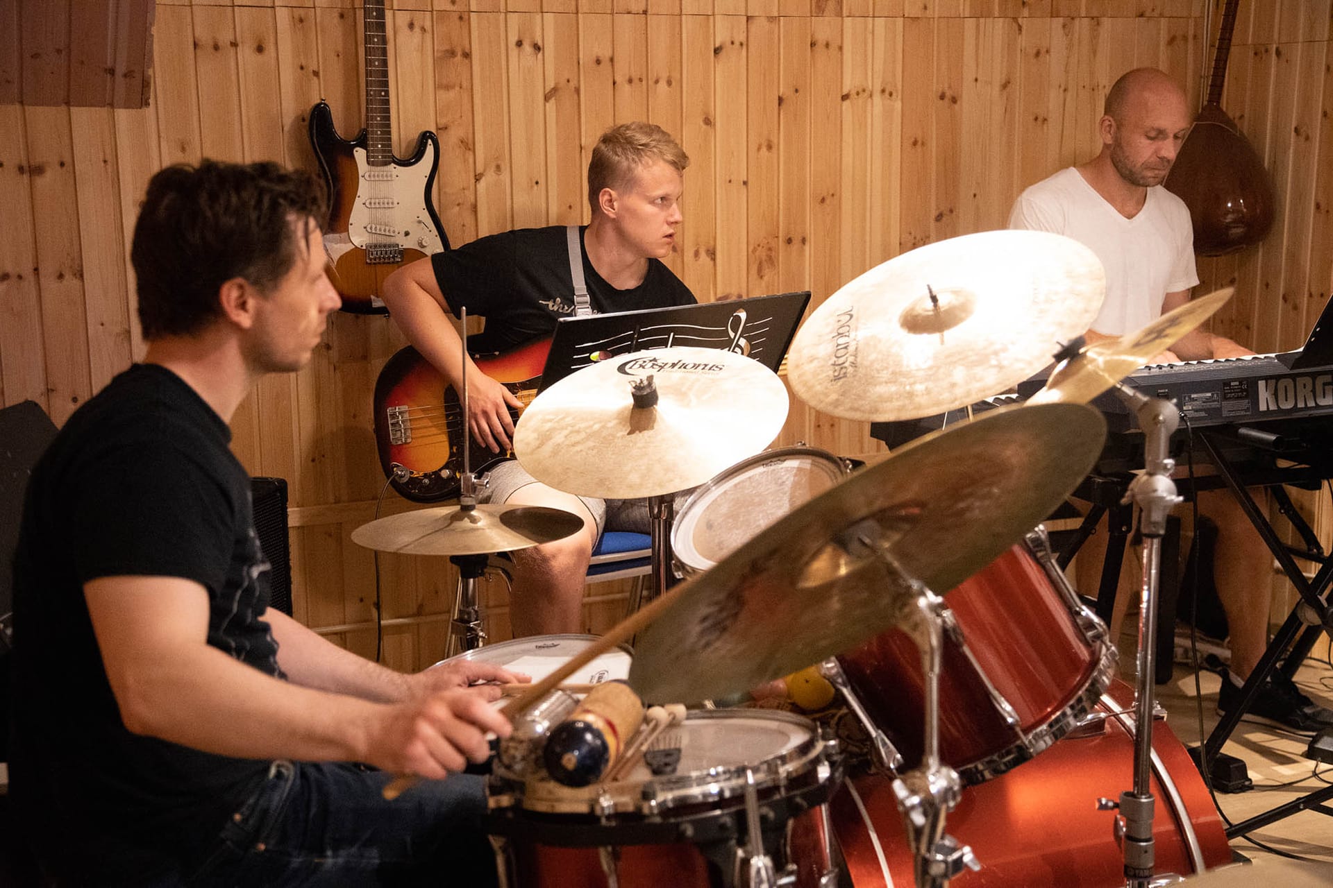 Deltagere spiller sammen i rockband hos FOF København og Nordsjælland