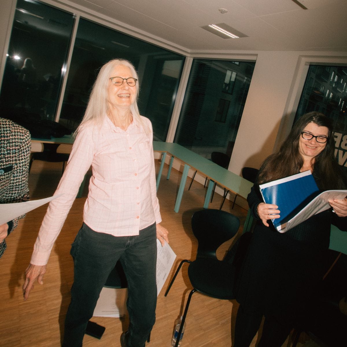 En kvinde, der synger til kor på FOF Aftenskolen Aarhus