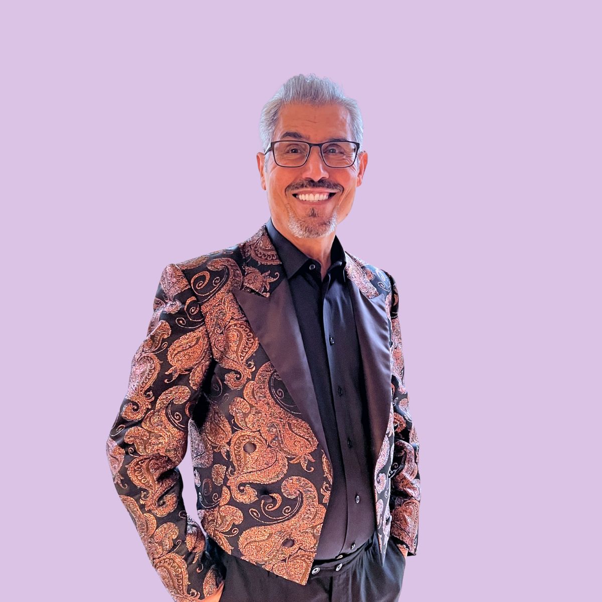 FOF underviser Ali Ghasemi med en af sine syet jakker på