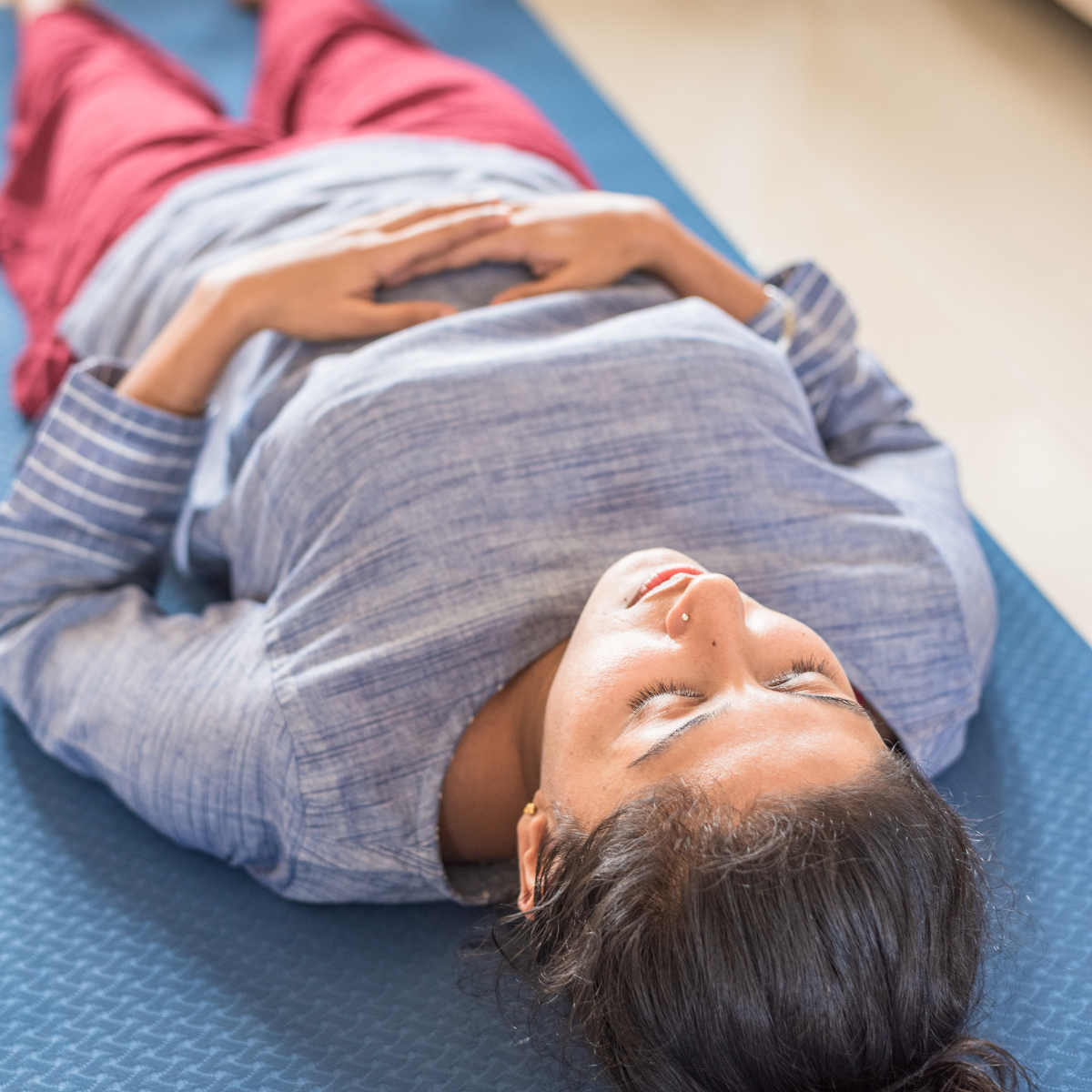 Deltagere laver Yin Intense Yoga i Rødovre Sundhedscenter med fokus på bindevæv og afspænding