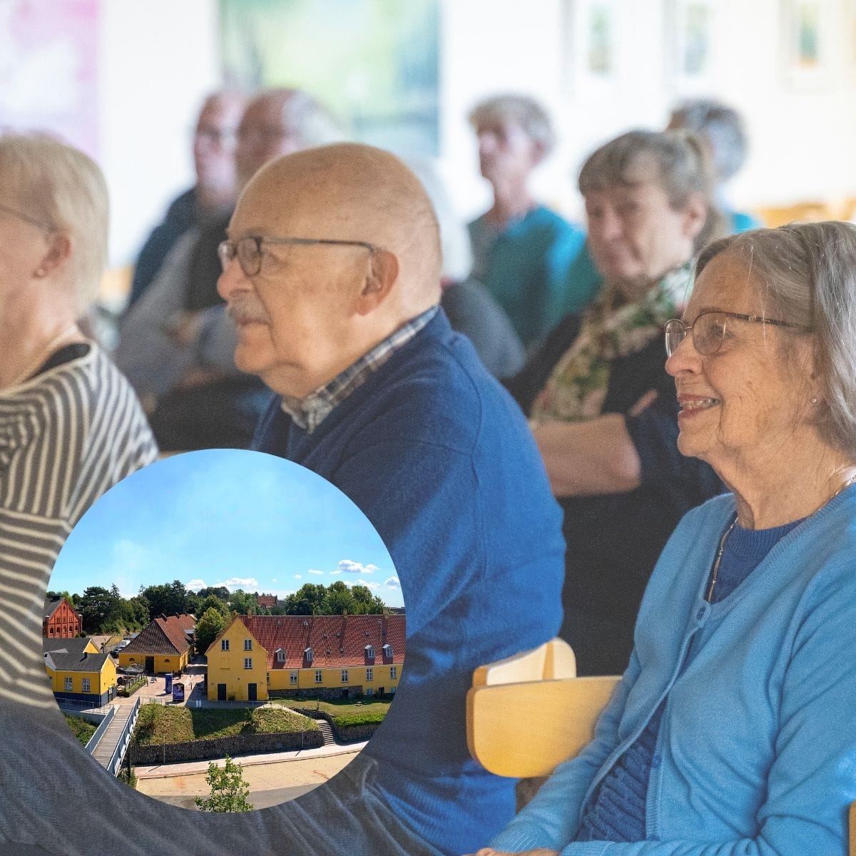 Glade deltagere sidder i salen og lytter til foredrag på sommerhøjskolen.