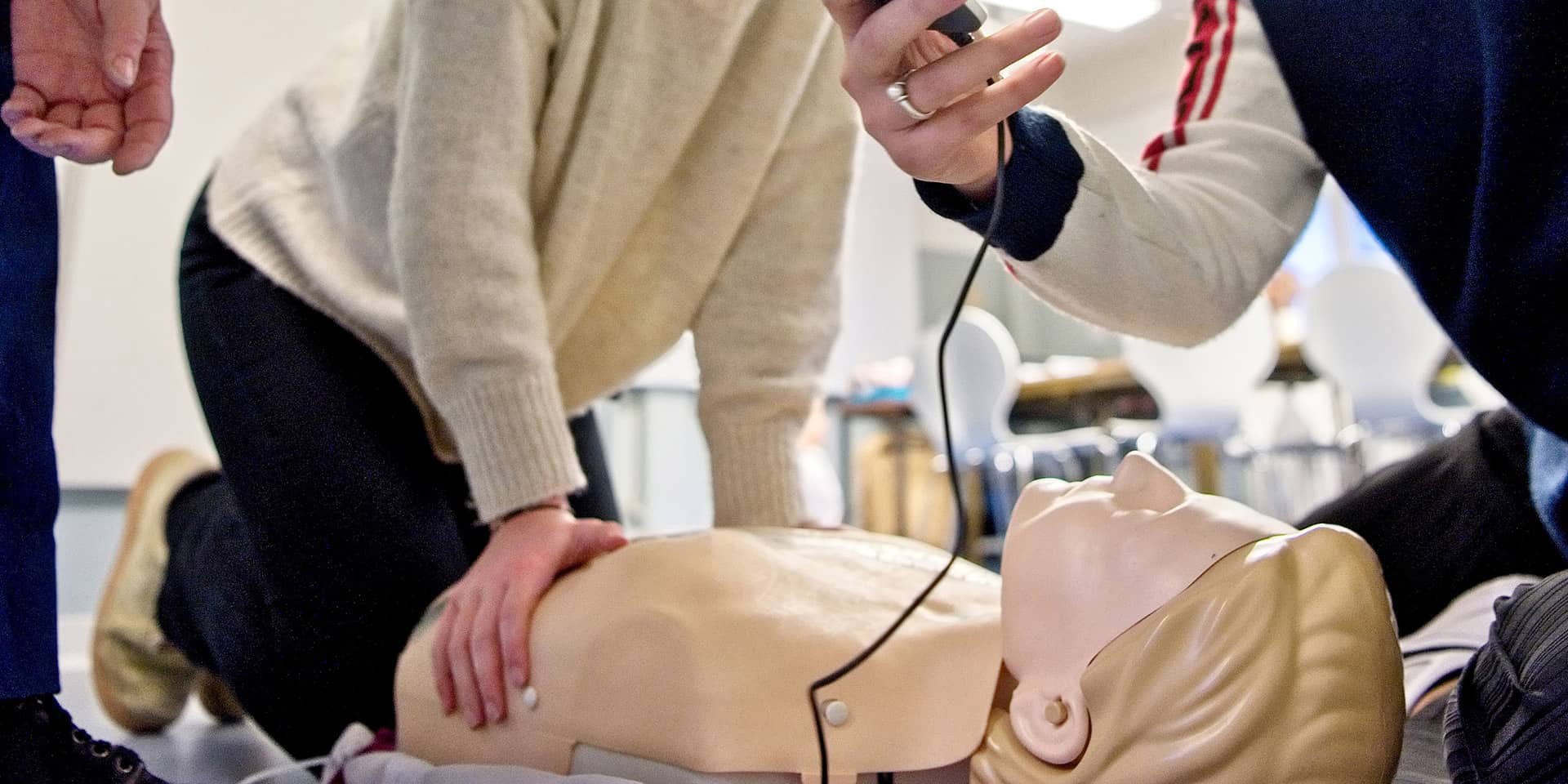 Deltagere øver hjertemassage på førstehjælpskursus til kørekort | FOF Aftenskolen Aarhus