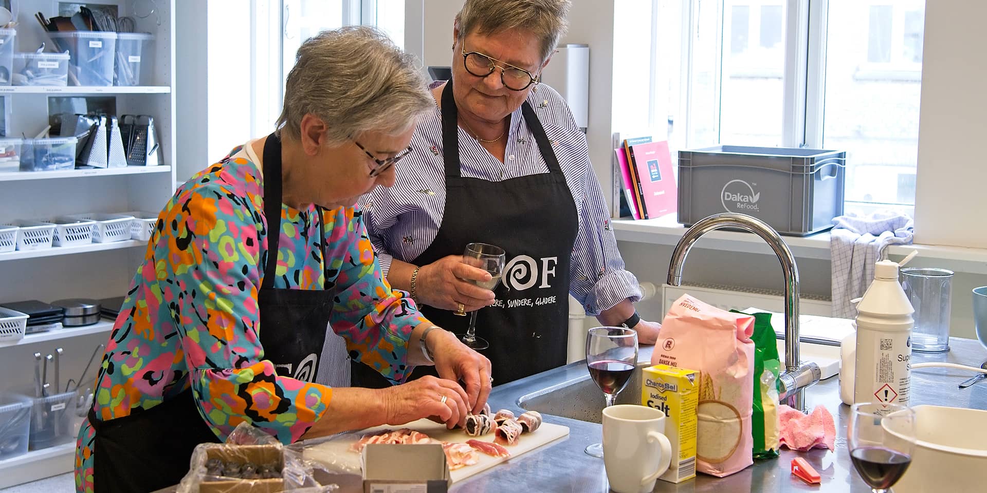 To kvinder på madlavningskursus i FOF Aarhus