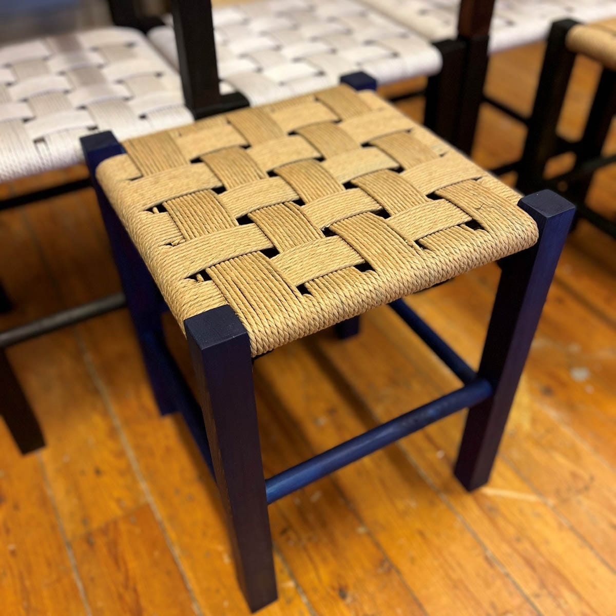 Skammel i træ med flettet sæde på snedkerkursus