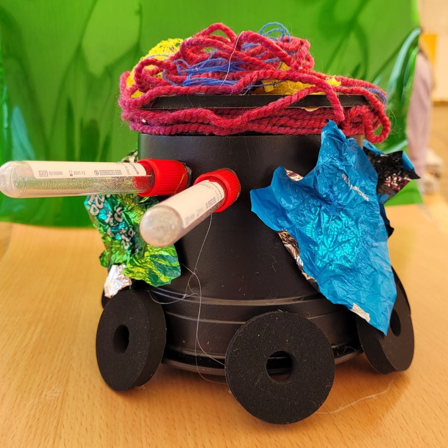 Robot lavet af børn i genbrugsmaterialer