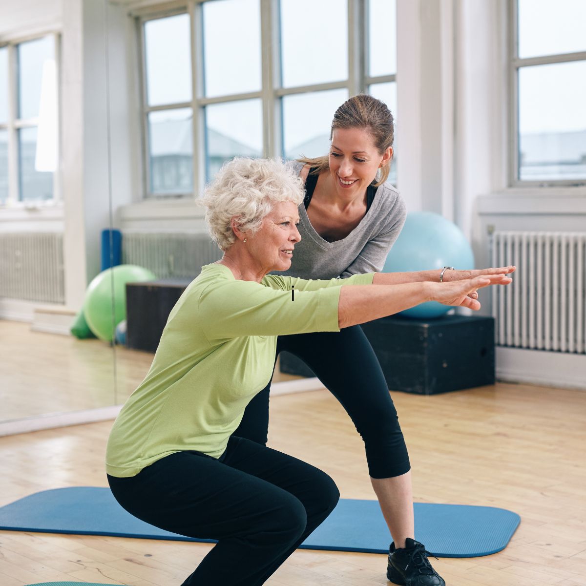 Instruktør guider deltager i korrekt kropsholdning og afspænding.