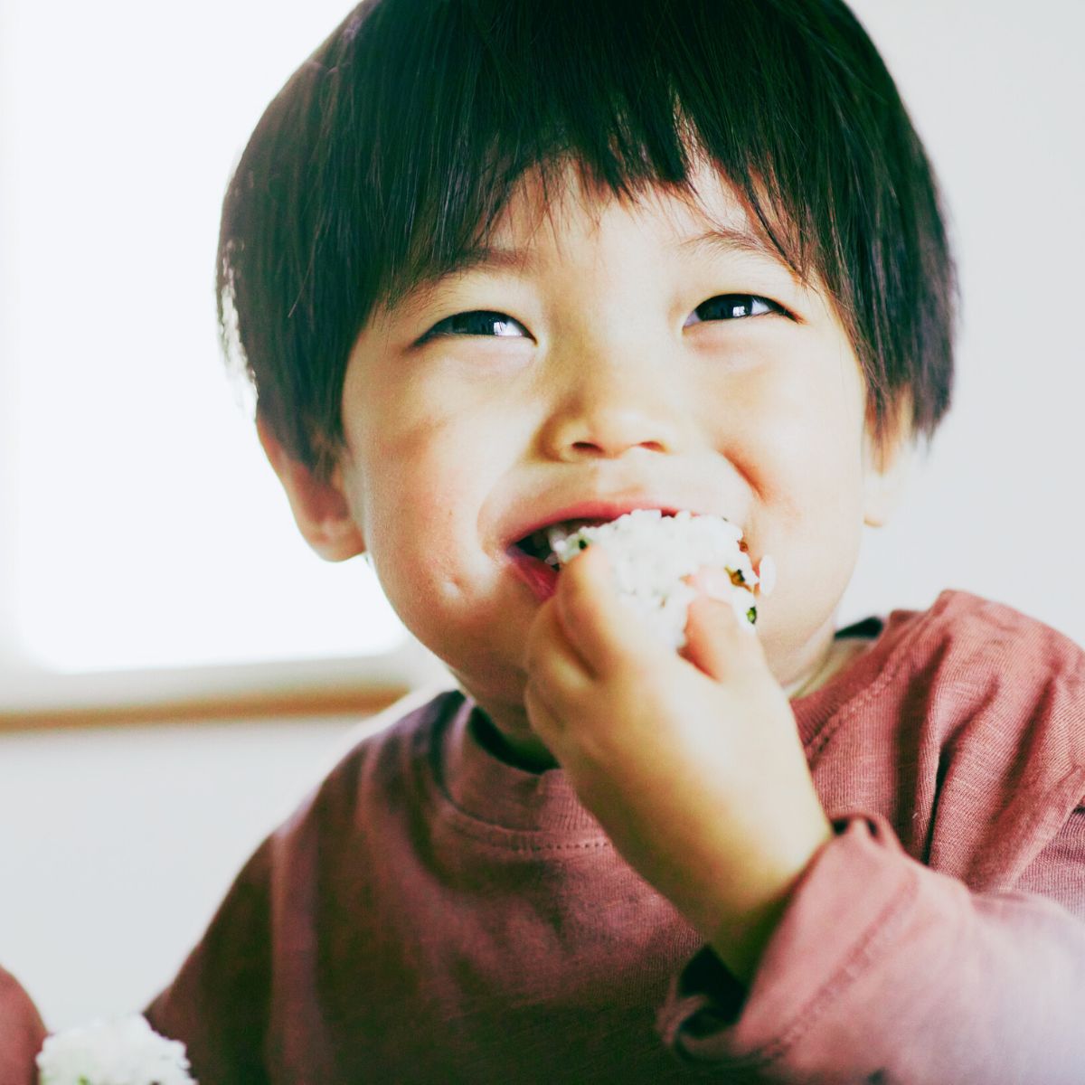 Barn og voksen laver sushi sammen på kursus