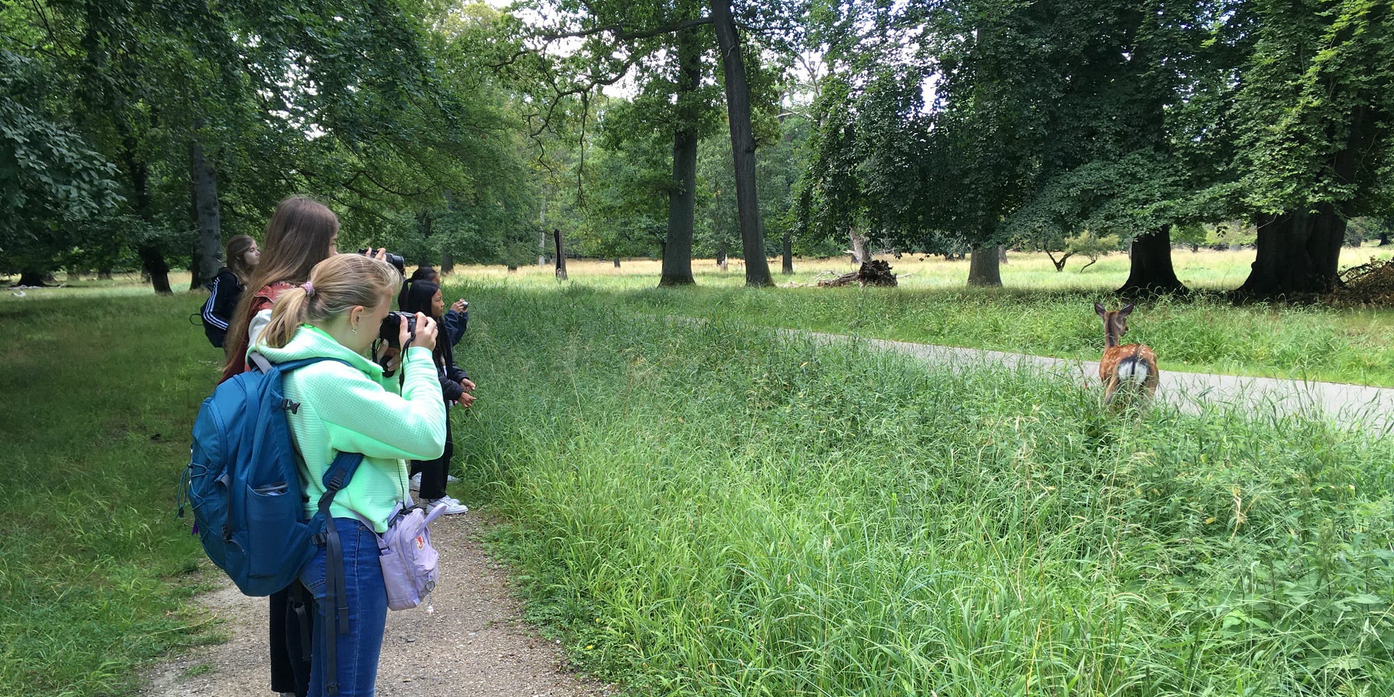 Deltagere på tur på fotoskole for unge i efterårsferien