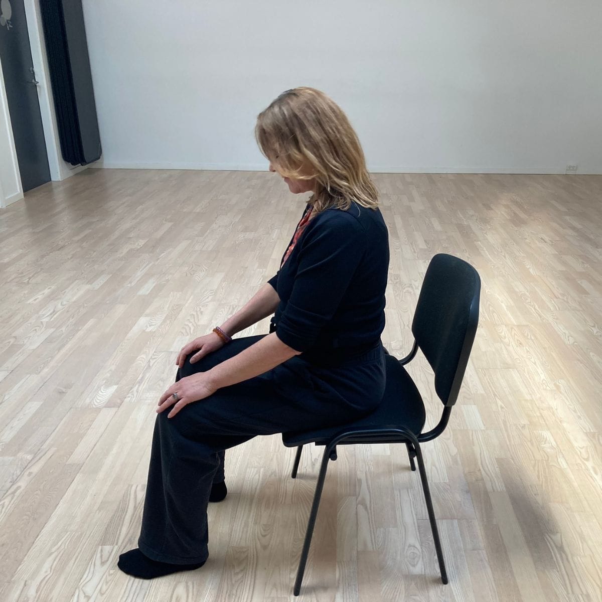 Underviser laver vejrtrækningsøvelser