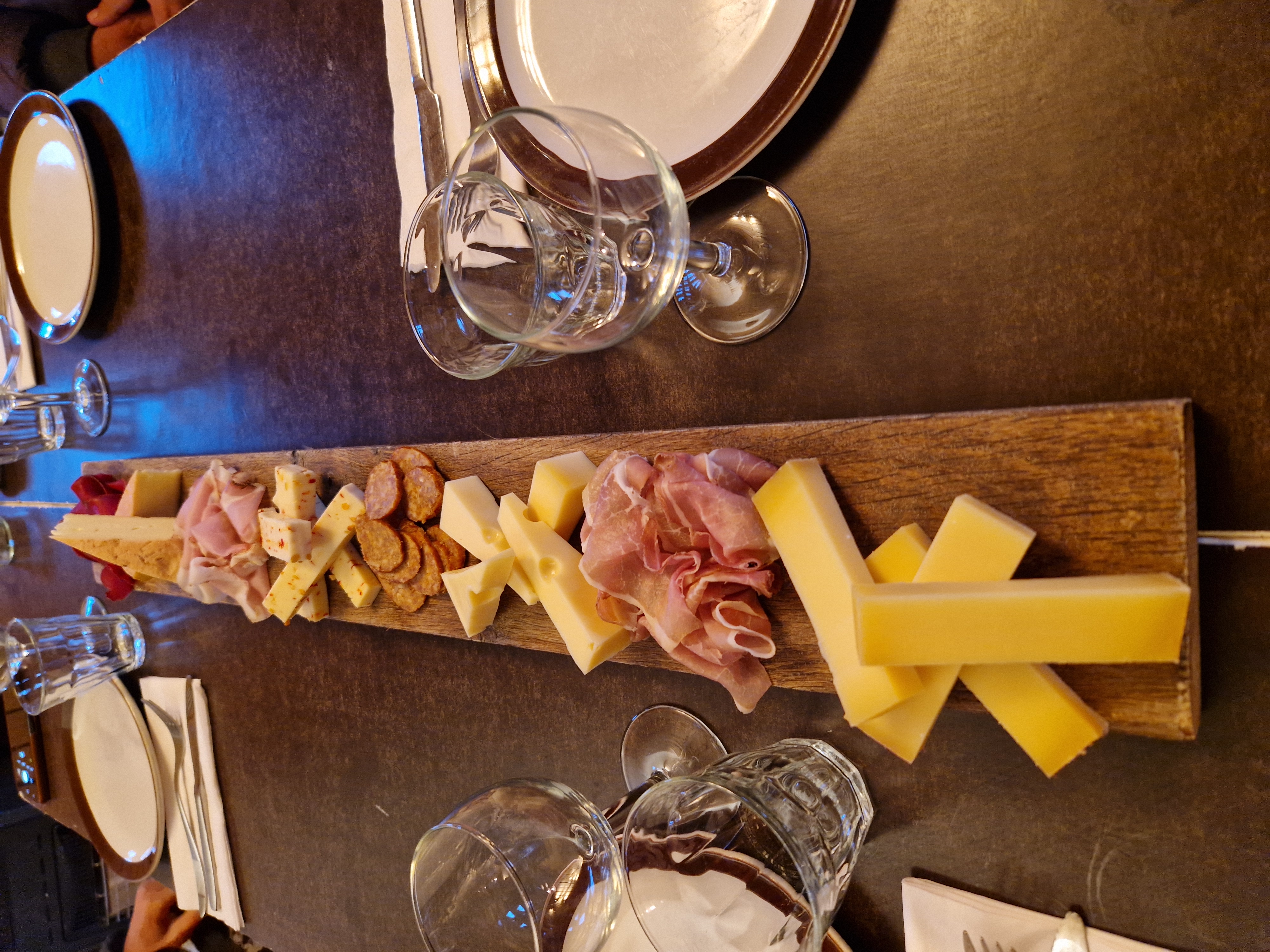 Ost og charcuteri anrettet på planke på Enghavegård.