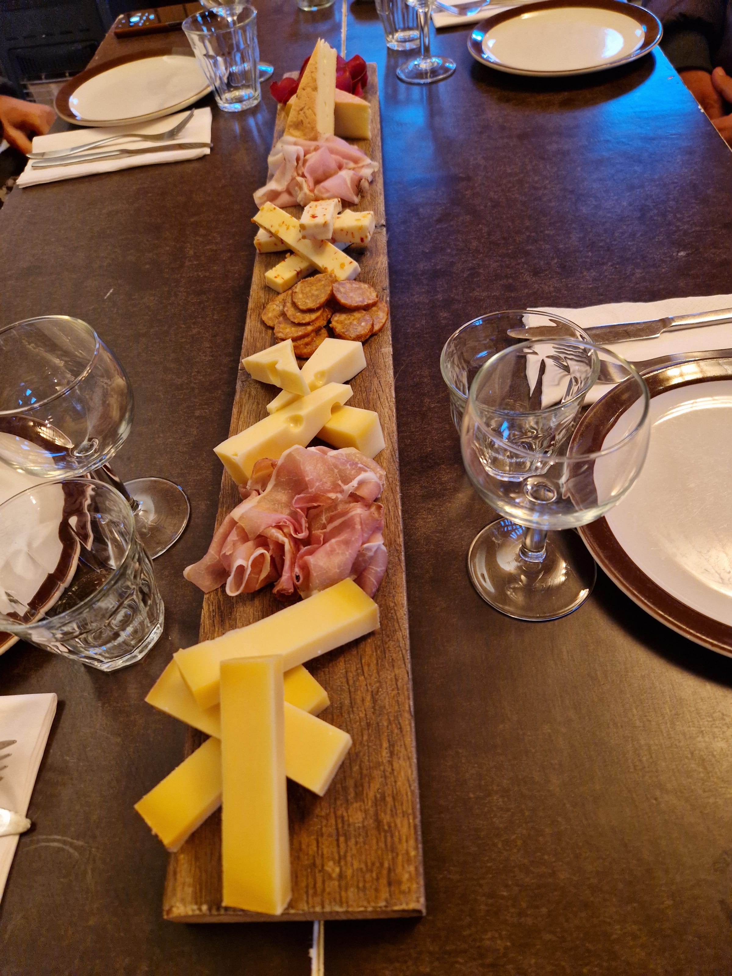 Ost og charcuteri anrettet på planke på Enghavegård.