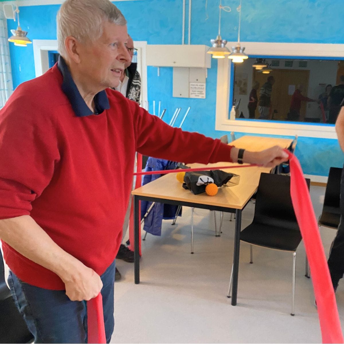 Kursist træner med elastik