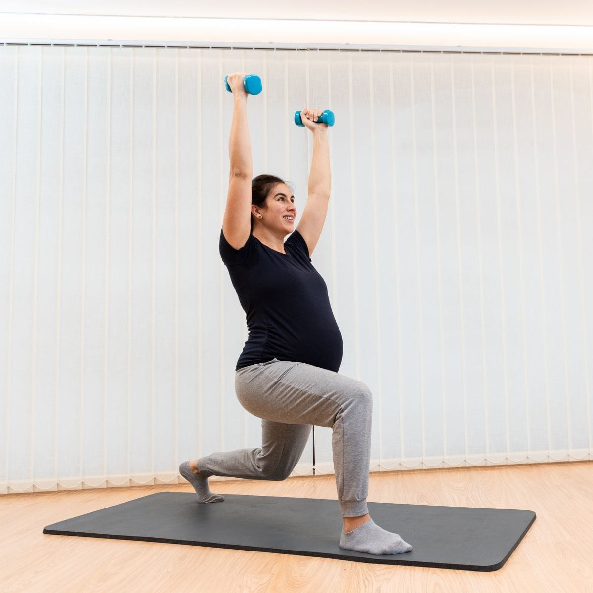 Gravid træner med vægte