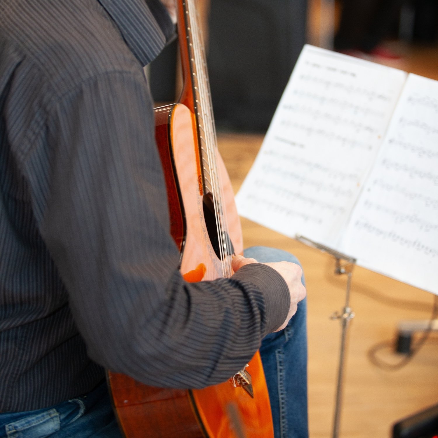 Underviser, Jim Eckermann, der spiller på el-guitar