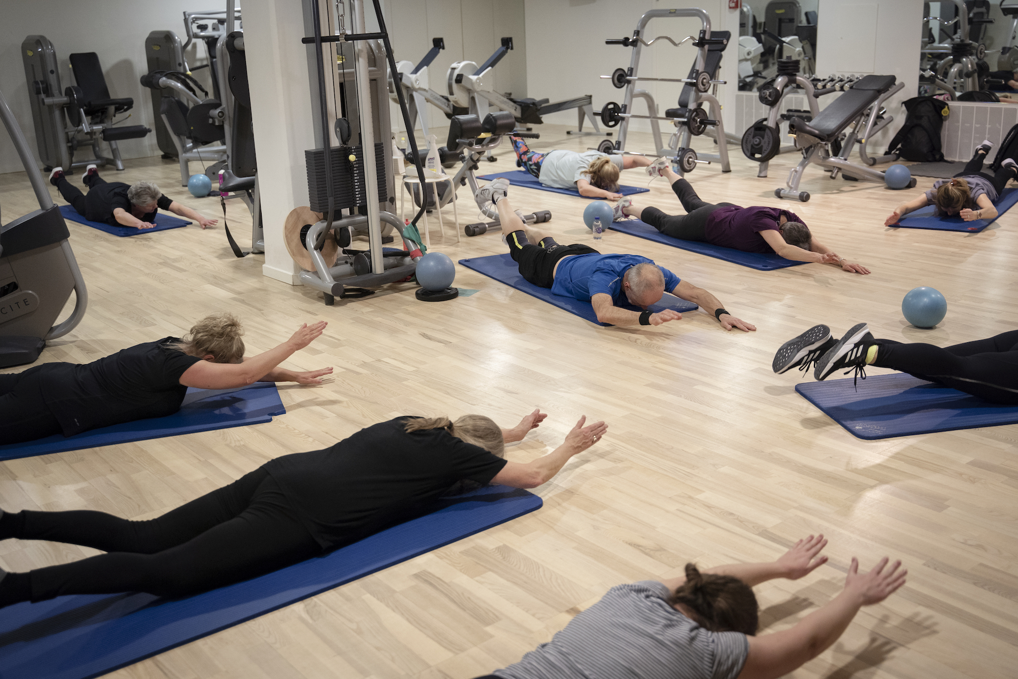 Deltager laver styrkende rygøvelse på måtte