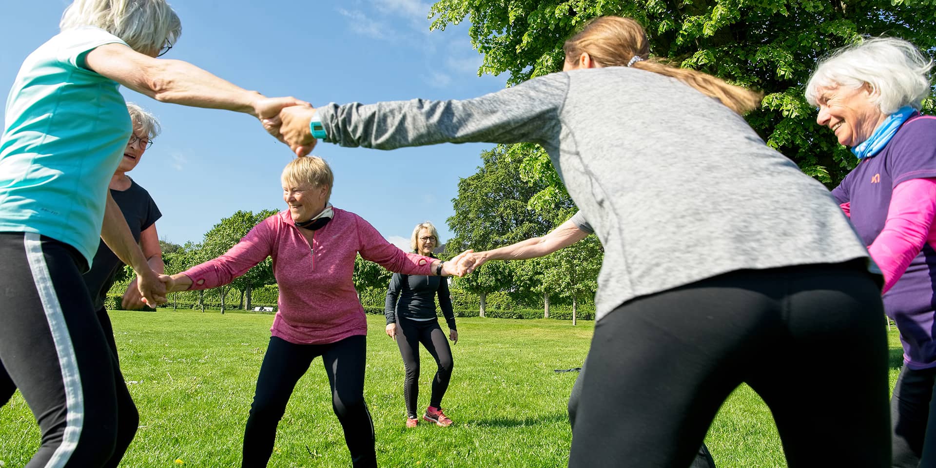 Kvinder træner i naturen i Mindeparken i Aarhus | Aftenskolen FOF Aarhus