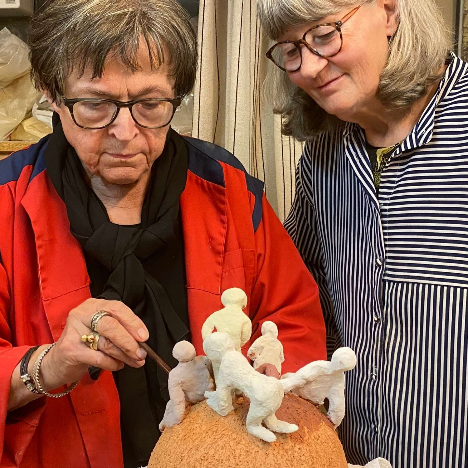 OK-Skolens kursist og underviser der er ved at kigge på et keramik værk